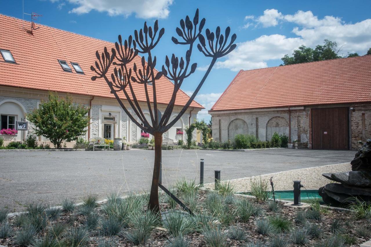 Na Kmine Hotell Obristvi Exteriör bild
