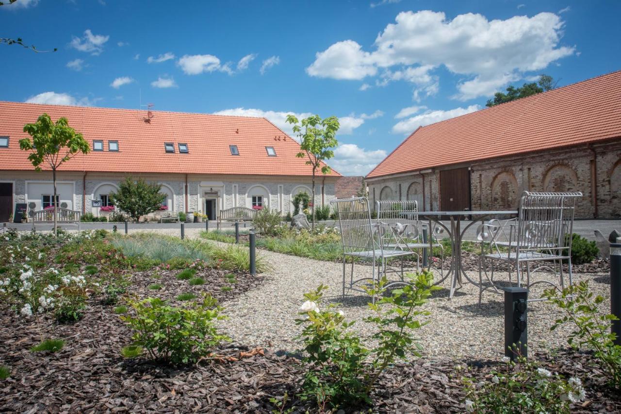 Na Kmine Hotell Obristvi Exteriör bild