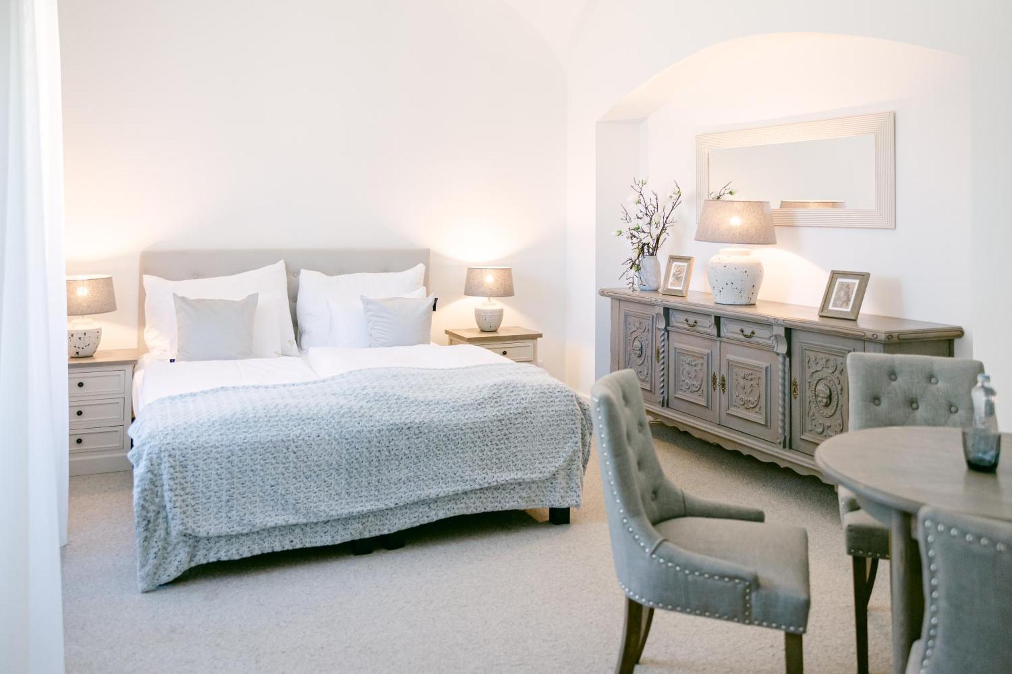 Na Kmine Hotell Obristvi Exteriör bild