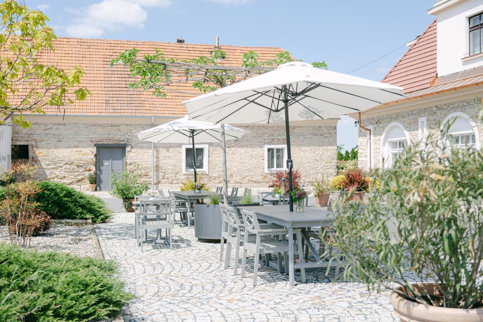Na Kmine Hotell Obristvi Exteriör bild