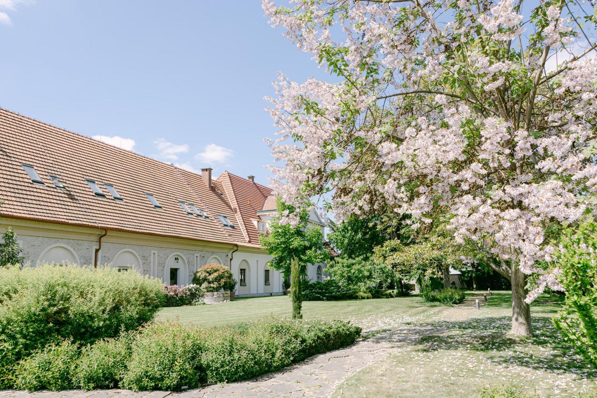 Na Kmine Hotell Obristvi Exteriör bild